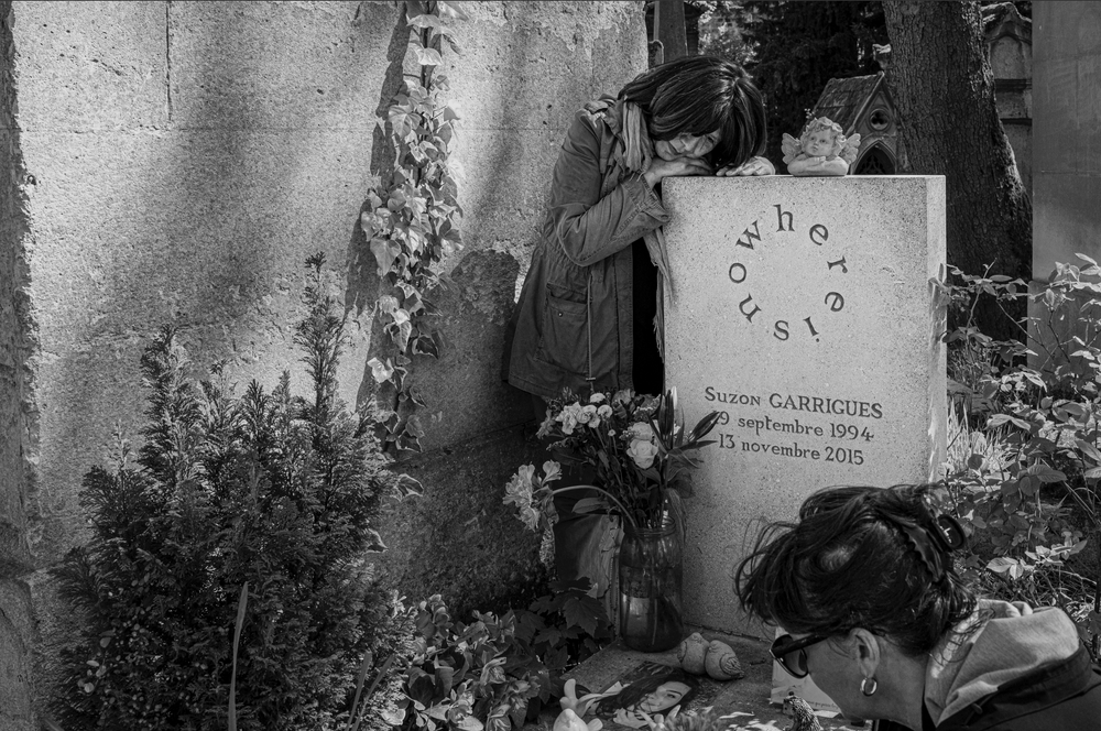 The Quiet Grace of a Candid Moment: A Street Photographer’s Encounter at Père Lachaise