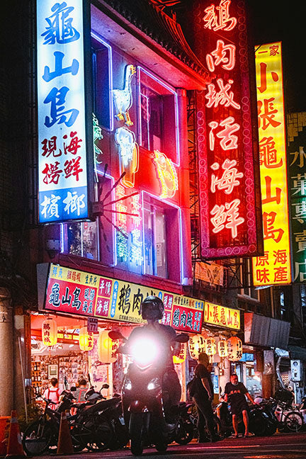 Taipei street life at night