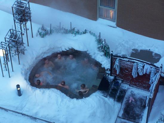 Outdoor winter spa at Hôtel Château Laurier Québec